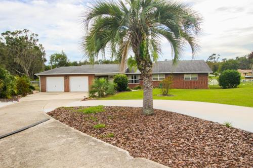 15 Minutes to the Gulf of Mexico! Beautiful home on Lake Rousseau