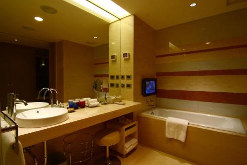 room detail thumbnail 2