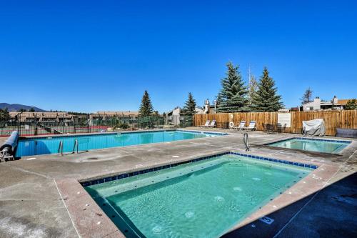 Cozy Mountain Fraser Condo with Pool and Hot Tub! - Apartment - Fraser