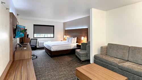 1 king bed, 1 sofa bed