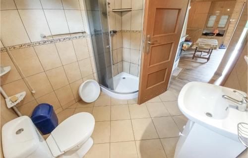 Vannituba, 4 Bedroom Cozy Home In Choczewo in Choczewo