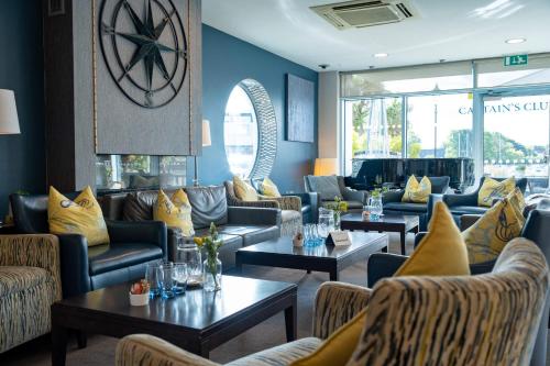 Bar/lounge, Captain's Club Hotel & Spa near Solent Meads Golf Centre