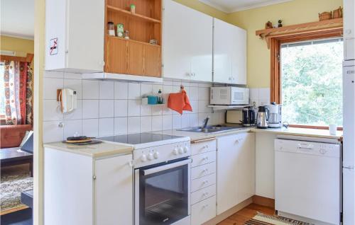 bucătărie, Awesome home in Oskarshamn with 1 Bedrooms and WiFi in Oskarshamn