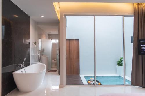 PVILLA Room Type - King Room with Pool View