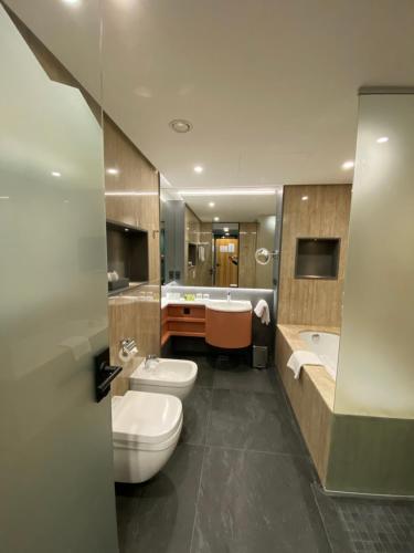 room detail thumbnail 2