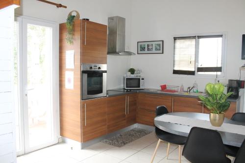 virtuve, Villa Monplaisir Zen in Latrape