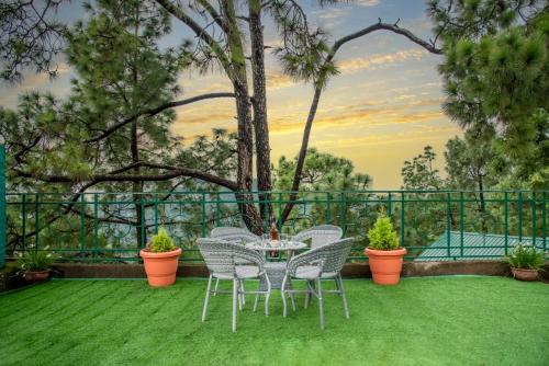 2 BHK Serviced Apt I Party I Bonfire I Music I Sun Pine Villa I Kasauli By Exotic Stays