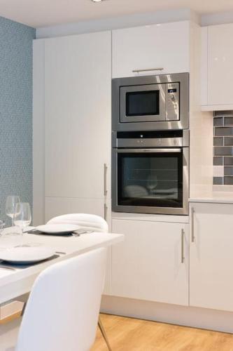 Stunning 2 bed apartment, fabulous sea view & 2 minutes to beach with parking near 1st Tee