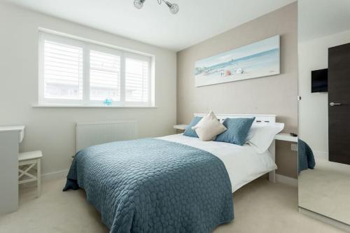 Stunning 2 bed apartment, fabulous sea view & 2 minutes to beach with parking near 1st Tee