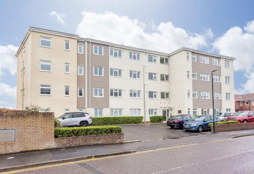 Stunning 2 bed apartment, fabulous sea view & 2 minutes to beach with parking near 1st Tee