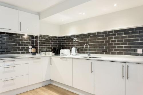 Stunning 2 bed apartment, fabulous sea view & 2 minutes to beach with parking near 1st Tee
