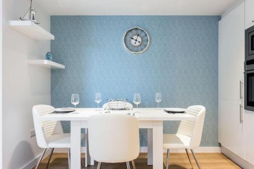 Stunning 2 bed apartment, fabulous sea view & 2 minutes to beach with parking near 1st Tee