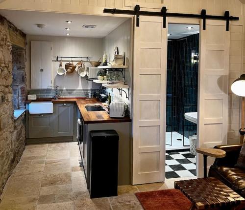 Charming stone Bothy at Loch Lomond in Blairglas