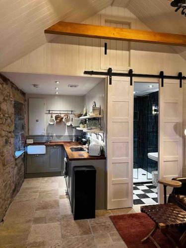 Charming stone Bothy at Loch Lomond in Blairglas
