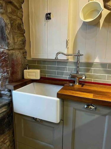 Charming stone Bothy at Loch Lomond in Blairglas