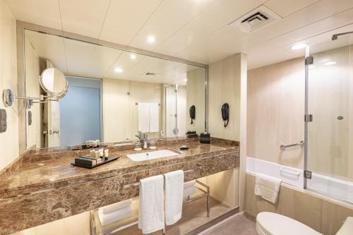 Golden Sands Suites, Дубай (фото 3)