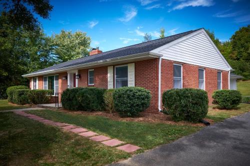 Fabulous Home W Outdoor Kitchen Fire Pit And Back Yard - Morristown