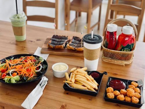 Food and beverages, 3199 Cafe' Latya & Bed in Lat Ya