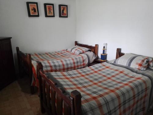 1 queen bed, 1 twin bed