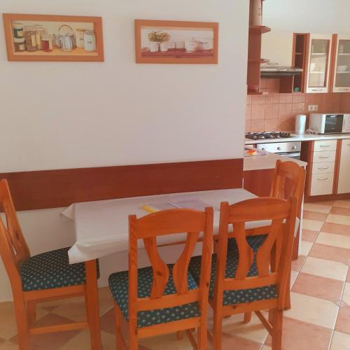 Petra Apartmanhaz in Kehidakustanija
