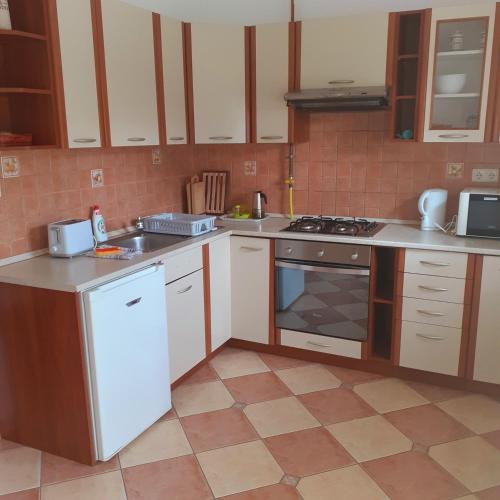 Petra Apartmanhaz in Kehidakustanija