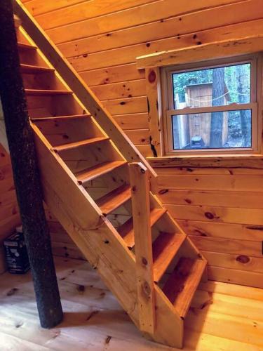 ทัศนียภาพภายนอกโรงแรม, Vana Kuti-cabin in the woods in ร็อกพอร์ท (ME)