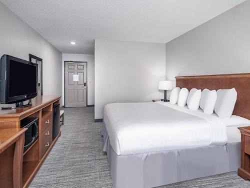 Country Inn & Suites by Radisson Toledo OH - image 4