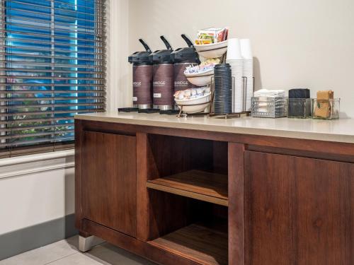 Country Inn & Suites by Radisson Toledo OH - image 2