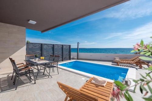 Villa Eni Beachfront apartment with pool in Mandre (Kolan)