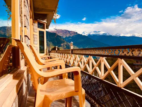 Balcony/terrace, 3 Bedroom Luxury villa with sceneric mountain view in Old Manali