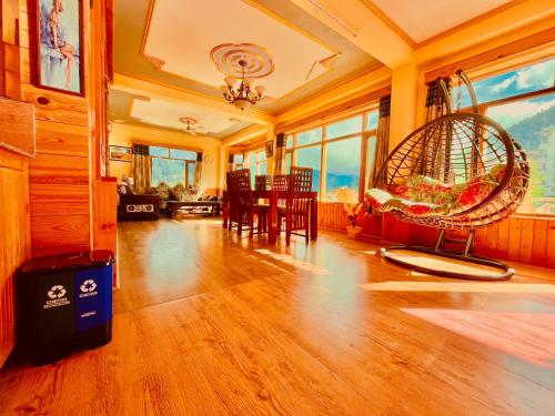 Guestroom, 3 Bedroom Luxury villa with sceneric mountain view in Manali