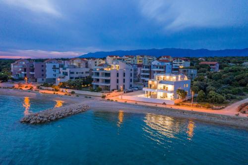 Villa Eni Beachfront apartment with pool in Mandre (Kolan)