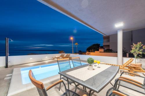 Villa Eni Beachfront apartment with pool in Mandre (Kolan)