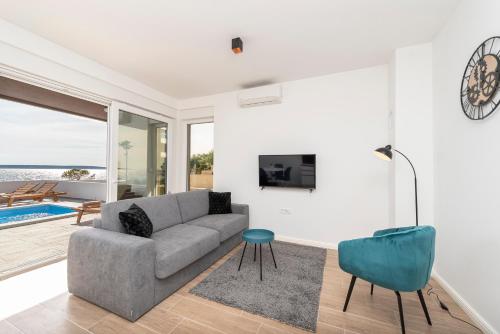 Villa Eni Beachfront apartment with pool in Mandre (Kolan)