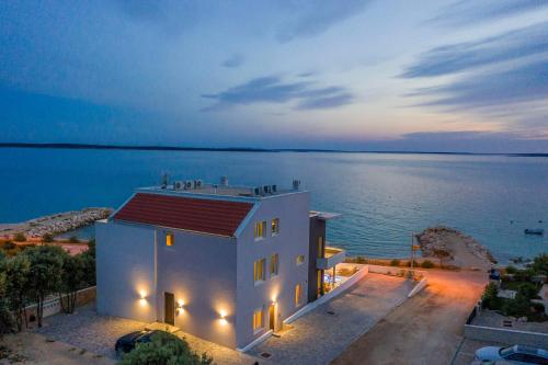 Villa Eni Beachfront apartment with pool in Mandre (Kolan)