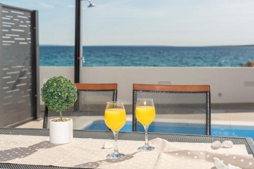 Villa Eni Beachfront apartment with pool in Mandre (Kolan)