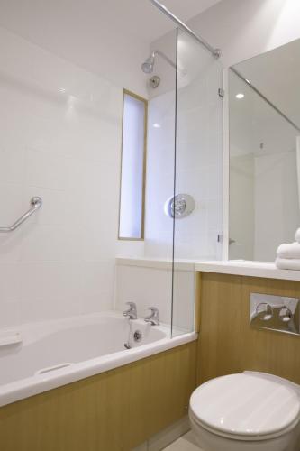 Twin Room image 6