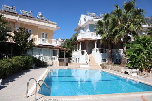Cheerful 4 bed villa with pool 5 mints 2 Oludeniz