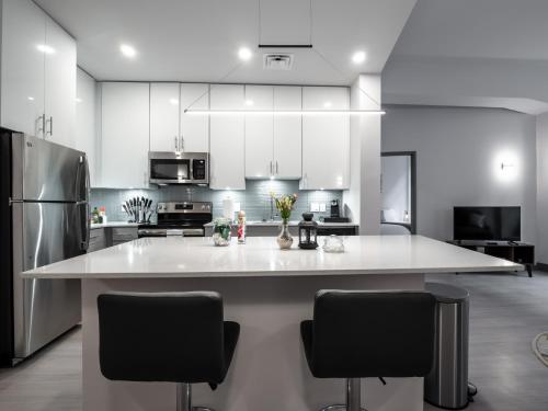 . Elegant One Bedroom Condo minutes from Paul Brown Stadium 602