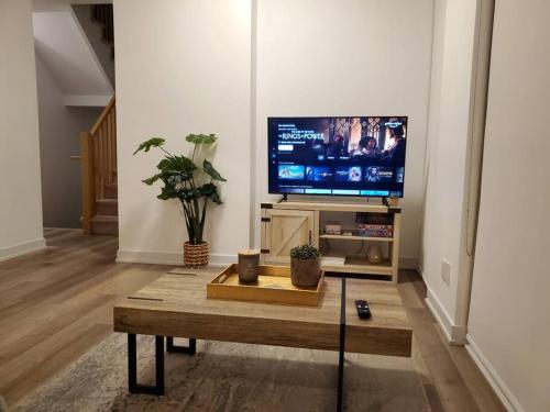 Midtown 4 bedroom home Free Wi-Fi and parking