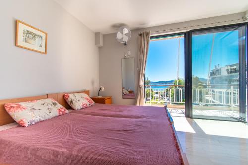 Lavish & Spacious APT with Stunning Seaview, 10 Min ATH Airport, Artemida (foto 10)