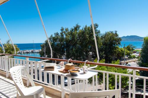 Lavish & Spacious APT with Stunning Seaview, 10 Min ATH Airport, Artemida (foto 8)