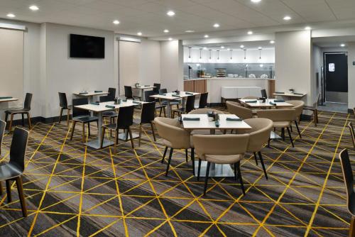 Restaurant, Holiday Inn & Suites Overland Park-Conv Ctr by IHG in Overland Park
