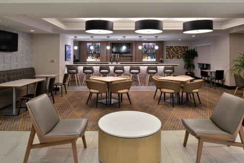 ผับ/เลาจน์, Holiday Inn Hotel & Suites Overland Park-Convention Center By IHG in โอเวอร์แลนด์พาร์ค (KS)