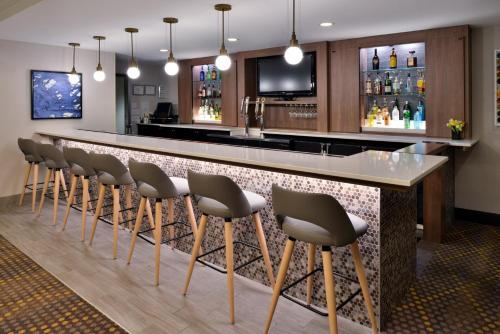 Bar/Lounge, Holiday Inn & Suites Overland Park-Conv Ctr by IHG in Overland Park