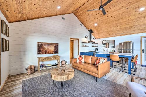 Foxtail Cabin Retreat Steps to Beaver Lake! in Rogers, USA
