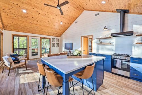 Foxtail Cabin Retreat Steps to Beaver Lake! in Rogers, USA