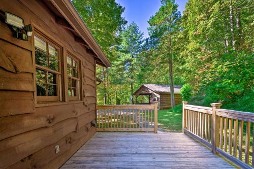 Fish, Hike & Relax: Forest-View Morovian Falls Gem in Wilkesboro (Észak-Karolina)