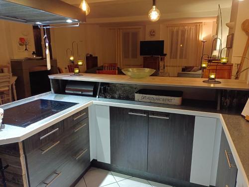 Общ салон/телевизионна зона, GÎTE REDROOSTER HOME - 160m2, 4 ch, 2 sdb, fibre, parking, sauna, bain à remous (GITE REDROOSTER HOME - 160m2, 4 ch, 2 sdb, fibre, parking, sauna, bain a remous) in Theys