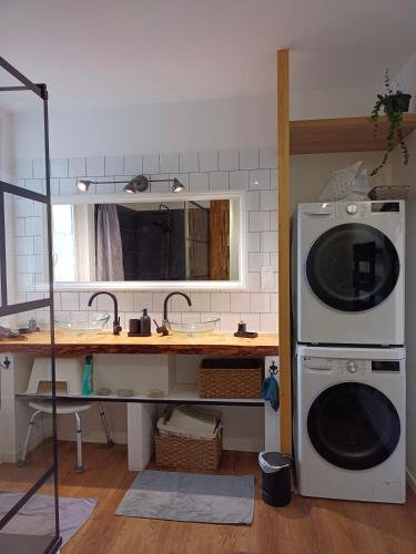 Баня, GÎTE REDROOSTER HOME - 160m2, 4 ch, 2 sdb, fibre, parking, sauna, bain à remous (GITE REDROOSTER HOME - 160m2, 4 ch, 2 sdb, fibre, parking, sauna, bain a remous) in Theys